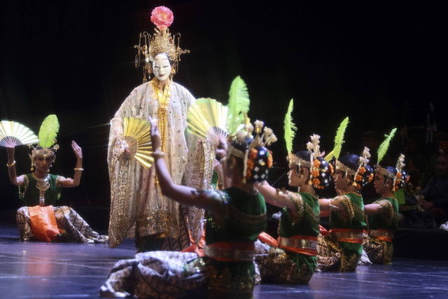 Pertunjukan pembuka Indonesian Dance Festival 2024 Liquid Ranah, bertajuk tari kontemporer "Bedhaya Hagoromo" di Graha Bhakti Budaya di Taman Ismail Marzuki, Jakarta, Sabtu (2/11/2024). Foto: Dok. IDF 2024