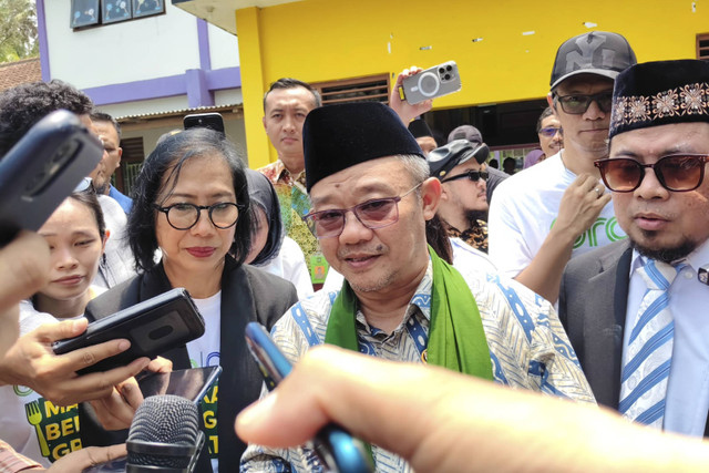 Mendikdasmen Abdul Mu'ti menjawab pertanyaan wartawan saat meninjau uji coba makan bergizi gratis di SD Muhammadiyah 1 Wonopeti, Kapanewon Galur, Kabupaten Kulon Progo, Rabu (13/11/2024). Foto: Arfiansyah Panji Purnandaru/kumparan