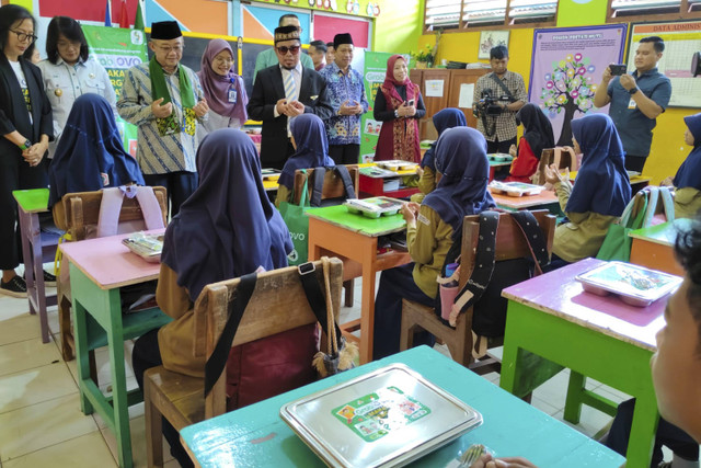 Mendikdasmen Abdul Mu'ti dalam uji coba makan bergizi gratis di SD Muhammadiyah 1 Wonopeti, Kapanewon Galur, Kabupaten Kulon Progo, Rabu (13/11/2024). Foto: Arfiansyah Panji Purnandaru/kumparan