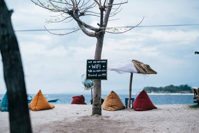 Cafe di Pantai Marina Semarang. Foto hanya ilustrasi, bukan tempat sebenarnya. Sumber: unsplash.com/Kym Ellis.