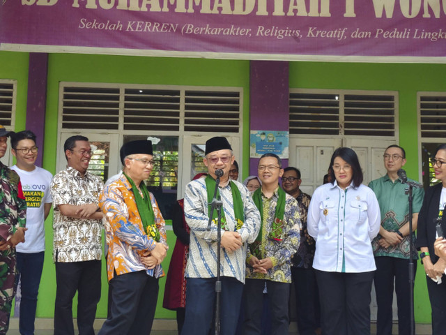 Mendikdasmen Abdul Mu'ti menjawab pertanyaan wartawan saat meninjau uji coba makan bergizi gratis di SD Muhammadiyah 1 Wonopeti, Kapanewon Galur, Kabupaten Kulon Progo, Rabu (13/11/2024). Foto: Arfiansyah Panji Purnandaru/kumparan