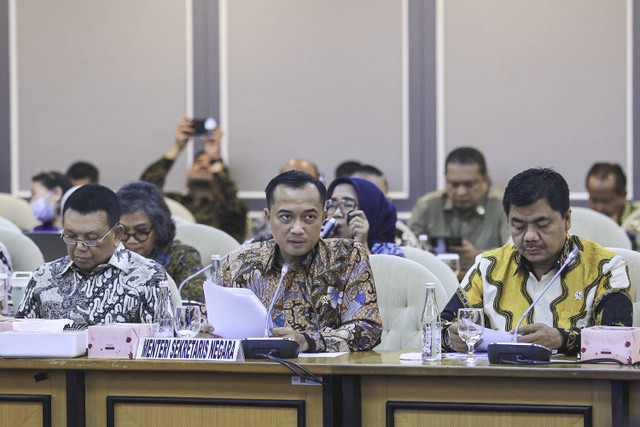 Menteri Sekretaris Negara Prasetyo Hadi bersama Wakil Menteri Sekretaris Negara Bambang Eko Suhariyanto dan Juri Ardiantoro menyampaikan paparan pada rapat kerja dengan Komisi XIII DPR di kompleks Parlemen, Senayan, Jakarta, Rabu (13/11/2024). Foto: Dhemas Reviyanto/ANTARA FOTO