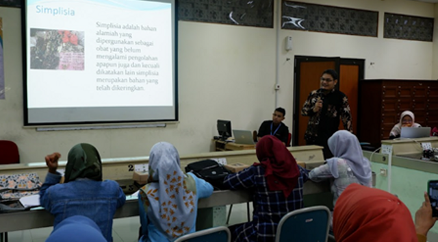 Suasana pelatihan pemanfaatan tanaman herbal dan cara pembuatan sediaan obat herbal di kampus UMY