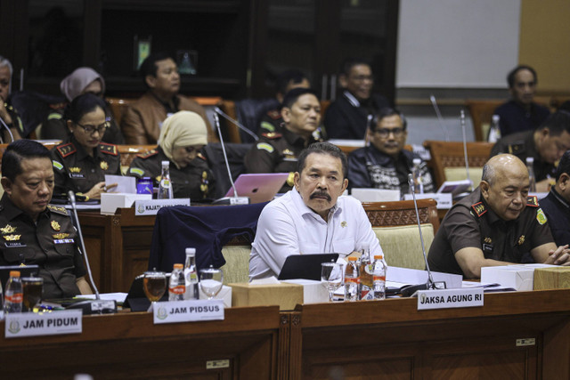 Jaksa Agung ST. Burhanuddin bersiap mengikuti rapat kerja dengan Komisi III DPR di Kompleks Parlemen, Senayan, Jakarta, Rabu (13/11/2024). Foto: Dhemas Reviyanto/ANTARA FOTO