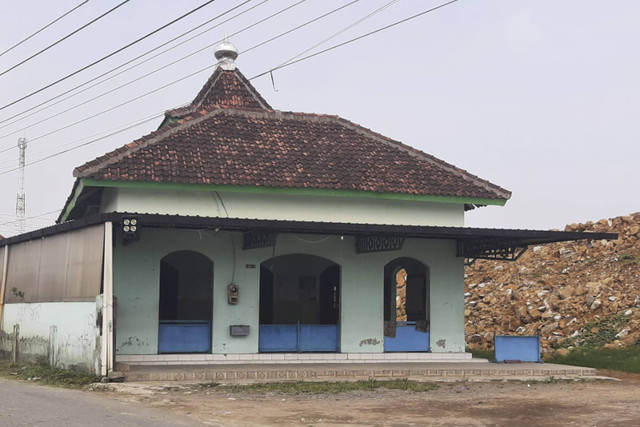 Sebuah masjid di Tlogoadi, Kapanewon Mlati, Kabupaten Sleman berdiri di tengah-tengah pembangunan tol Yogyakarta-Solo-YIA. Foto: Dok. Istimewa