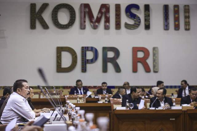 Jaksa Agung ST. Burhanuddin bersiap mengikuti rapat kerja dengan Komisi III DPR di Kompleks Parlemen, Senayan, Jakarta, Rabu (13/11/2024). Foto: Dhemas Reviyanto/ANTARA FOTO