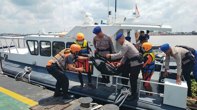 Tim SAR saat mengevakuasi jenazah WN Tiongkok seusai mengalami kecelakaan di perairan Sungai Musi, Banyuasin, Foto : Dok. Basarnas Palembang