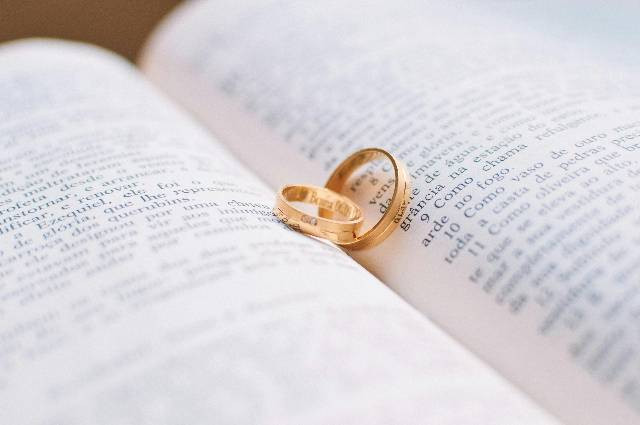 https://www.pexels.com/id-id/foto/dua-cincin-kawin-warna-emas-di-halaman-buku-56926/