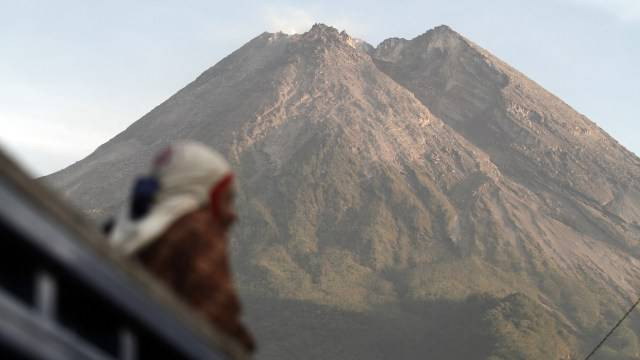 Kubah lava Gunung Merapi terlihat dari Desa Kinahrejo, Cangkringan, Sleman, DI Yogyakarta. Foto: ANTARA FOTO/Hendra Nurdiyansyah