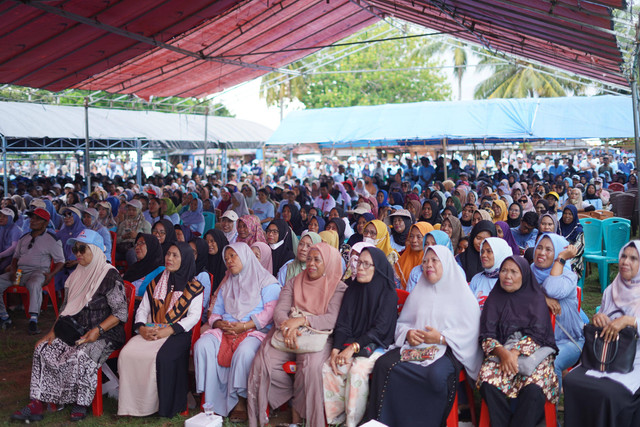 Ribuan massa hadiri kampanye dialogis ASR-Hugua di Wakatobi. Foto: Dok. Istimewa.