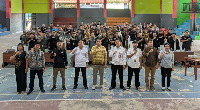 Foto bersama dalam kegiatan pelatihan penyelesaian sengketa dan penanganan pelanggaran pemilihan. Foto: Dok. Bawaslu Sekadau