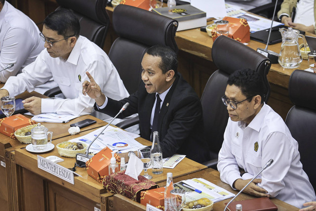 Menteri ESDM Bahlil Lahadalia (tengah) bersama Wakil Menteri ESDM Yuliot Tanjung dan Sekjen Kementerian ESDM Dadan Kusdiana menyampaikan paparan pada rapat kerja dengan Komisi XII DPR di Kompleks Parlemen, Senayan, Jakarta, Rabu (13/11/2024). Foto: Dhemas Reviyanto/ANTARA FOTO