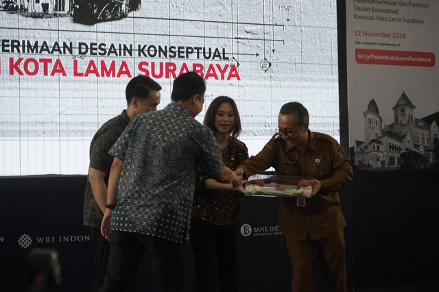 Penyerahan desain pengembangan kawasan Kota Lama dari Konsorsium II Program Kota Masa Depan UK PACT (Partnering for Accelerated Climate Transition). Foto: Diskominfo Surabaya