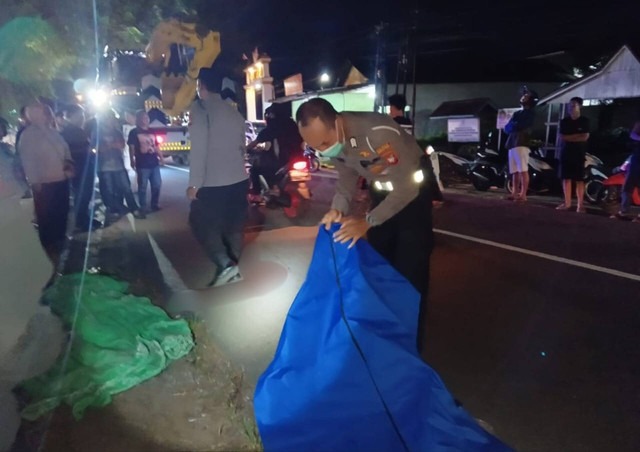 Petugas Polres Kubu Raya saat berada di lokasi kecelakaan. Foto: Dok. Polres Kubu Raya