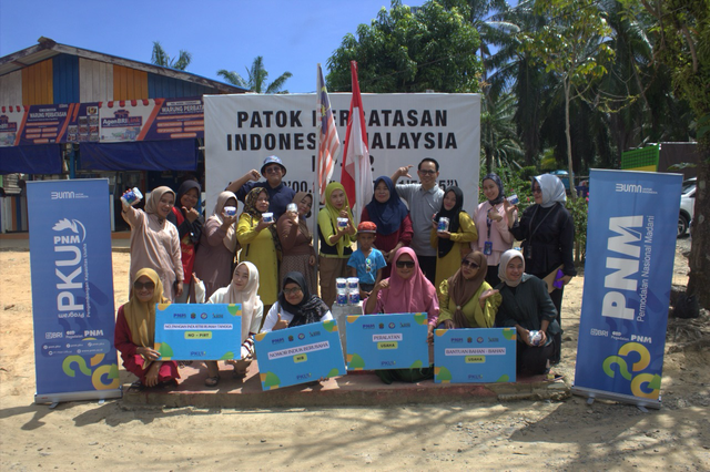 PNM menyerahkan bantuan kepada 15 nasabah dari kelompok Kelompok Tanjung Aru Unit Mekaar Nunukan. Foto: Dok. PNM