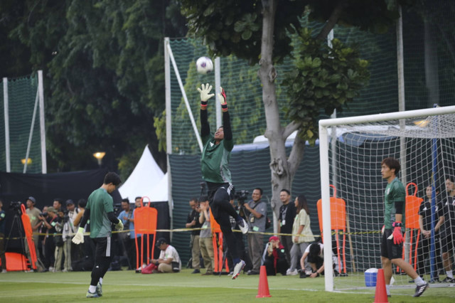 Penjaga gawang Timnas Jepang Zion Suzuki menangkap bola saat menjalani sesi latihan kedua di Lapangan A Kompleks Olahraga Gelora Bung Karno, Senayan, Jakarta, Rabu (13/11/2024). Foto: Aditia Noviansyah/kumparan