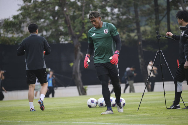 Penjaga gawang Timnas Jepang Zion Suzuki menjalani sesi latihan kedua di Lapangan A Kompleks Olahraga Gelora Bung Karno, Senayan, Jakarta, Rabu (13/11/2024). Foto: Aditia Noviansyah/kumparan