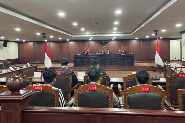 Sidang perdana permohonan uji materi yang dilayangkan oleh Wakil Ketua KPK Alexander Marwata terkait pasal 'berhubungan dengan pihak berperkara' dalam UU KPK, di Ruang Sidang MK, Jakarta, Rabu (13/11/2024). Foto: Fadhil Pramudya/kumparan