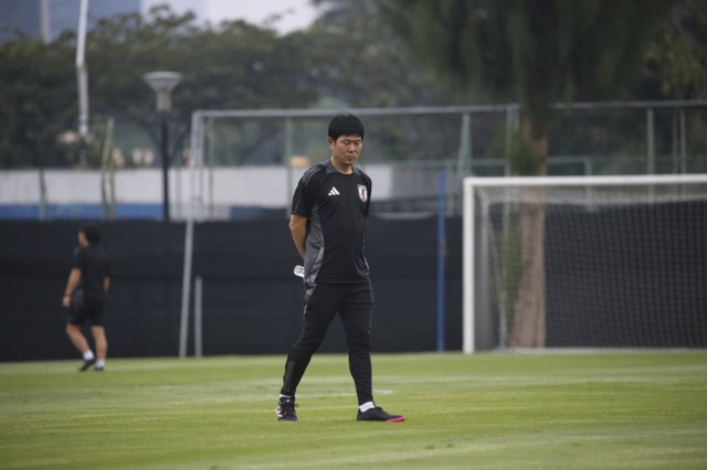 Pelatih Timnas Jepang Hajime Moriyasu melihat situasi pemainnya saat menjalani sesi latihan kedua di Lapangan A Kompleks Olahraga Gelora Bung Karno, Senayan, Jakarta, Rabu (13/11/2024). Foto: Aditia Noviansyah/kumparan