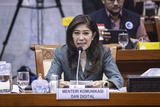 Menteri Komunikasi dan Digital (Menkomdigi) Meutya Hafid menyampaikan paparan pada rapat kerja dengan Komisi I DPR di Kompleks Parlemen, Senayan, Selasa (5/11/2024). Foto: Dhemas Reviyanto/ANTARA FOTO