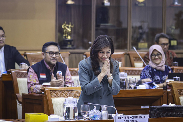 Menteri Komunikasi dan Digital (Menkomdigi) Meutya Hafid memberi salam saat mengikuti rapat kerja dengan Komisi I DPR di Kompleks Parlemen, Senayan, Selasa (5/11/2024). Foto: Dhemas Reviyanto/ANTARA FOTO