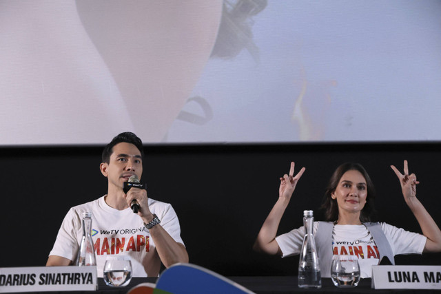 Pemeran film series Main Api Darius Sinathrya bersama Luna Maya menjawab pertanyaan wartawan saat konferensi pers film series Main Api di CGV Grand Indonesia, Jakarta, Rabu, (13/11/2024). Foto: Agus Apriyanto