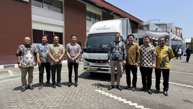 Seremoni pengoperasian perdana Fuso eCanter, truk listrik pertama di Indonesia oleh PT Yusen Logistics Indonesia. Foto: Aditya Pratama Niagara/kumparan