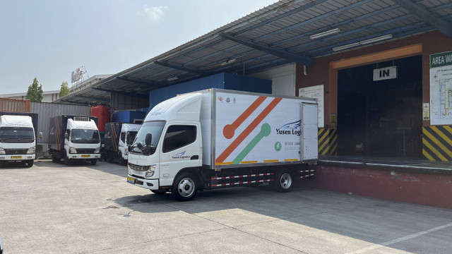 Seremoni pengoperasian perdana Fuso eCanter, truk listrik pertama di Indonesia oleh PT Yusen Logistics Indonesia. Foto: Aditya Pratama Niagara/kumparan