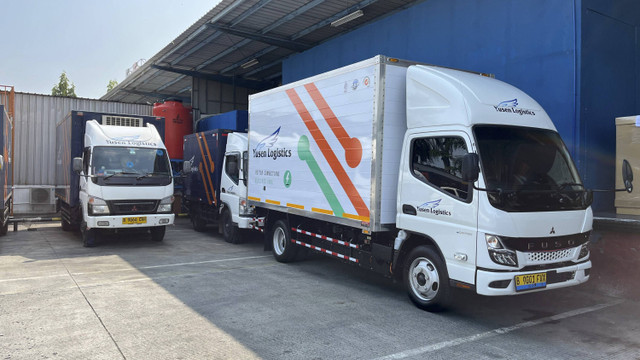 Seremoni pengoperasian perdana Fuso eCanter, truk listrik pertama di Indonesia oleh PT Yusen Logistics Indonesia. Foto: Aditya Pratama Niagara/kumparan