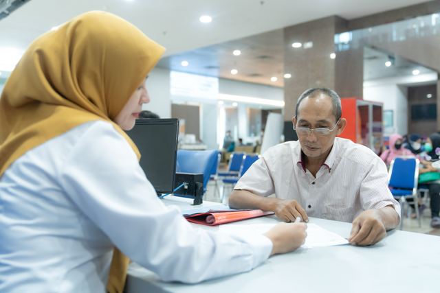 Petugas TASPEN saat melayani peserta program pensiun. Foto: Dok. TASPEN