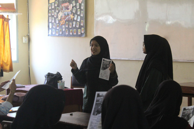 Guru sedang menjelaskan didepan kelas : HMPS PAI UIN K.H. ABDURRAHMAN WAHID