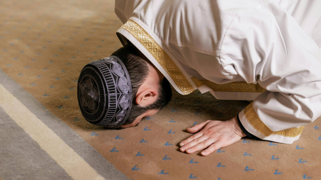 Sujud (Photo by Alena Darmel from Pexels: https://www.pexels.com/photo/man-in-white-thobe-kneeling-and-bowing-down-8164366/)