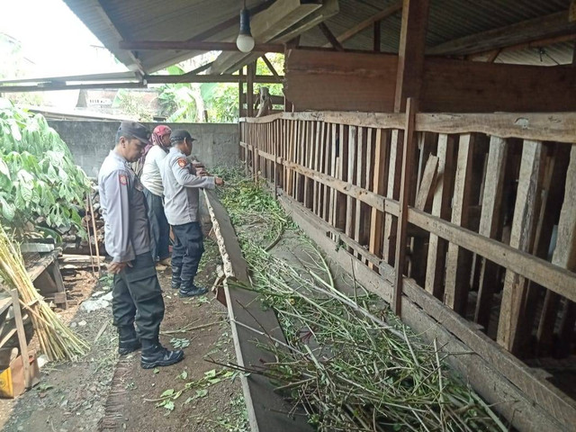 Lakukan Sambang, Kapolsek Gondang Ajak Peternak Kambing Dukung Ketahanan Pangan 