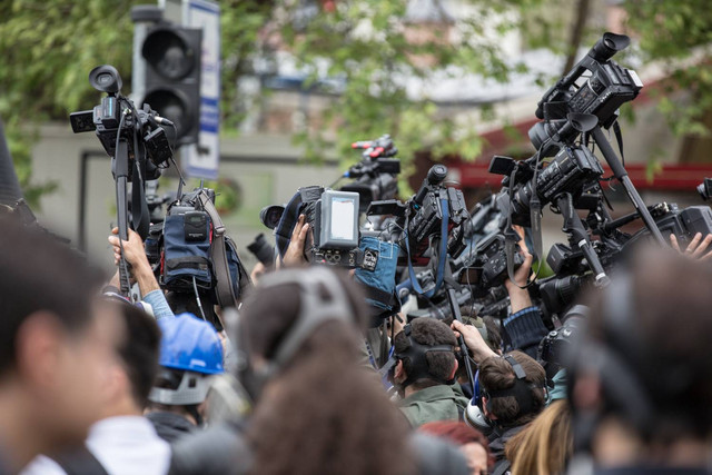 Ilustrasi media berperan sebagai pilar demokrasi, jurnalis sering kali berada di garis depan dalam memperjuangkan kebenaran ( sumber foto : freepik )