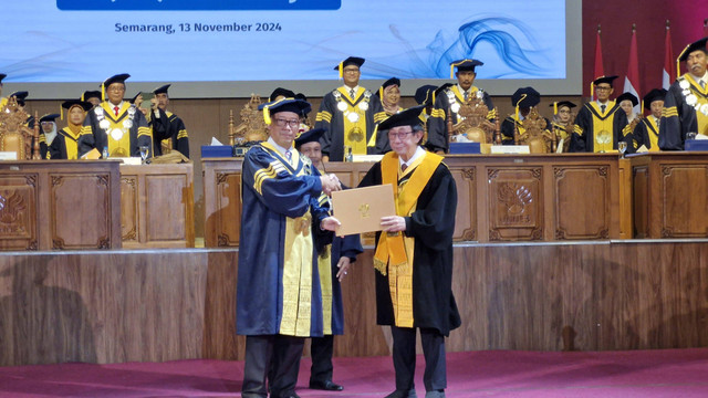 Direktur PT Industri Jamu Dan Farmasi Sido Muncul Tbk (Sido Muncul), Irwan Hidayat, menerima gelar kehormatan Doktor Honoris Causa di bidang Ilmu Manajemen Mutu (Branding) dari Universitas Negeri Semarang (UNNES).  Foto: kumparan