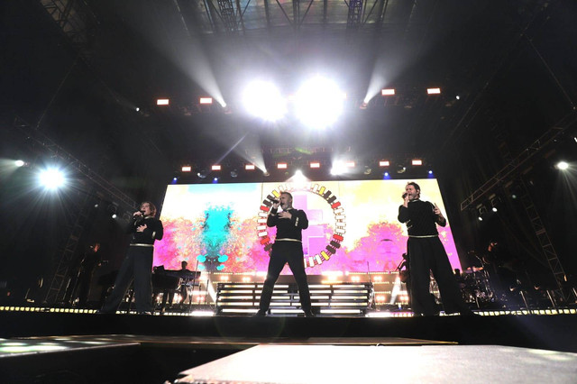 Boyband legendaris asal Inggris, Take That saat menggelar konser di Tennis Indoor, Senayan, Jakarta, Rabu (13/11/2024).  Foto: Jamal Ramadhan/kumparan