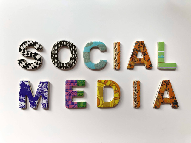 Social Media in Colorful Alphabets diambil dari: https://unsplash.com/photos/assorted-color-social-media-signage-CNbRsQj8mHQ