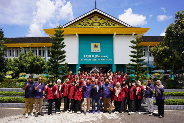 Foto bersama manajemen UID Kalimantan Barat dan mahasiswa-mahasiswi Universitas Muhammadiyah Pontianak. Foto: Dok. PLN Kalbar