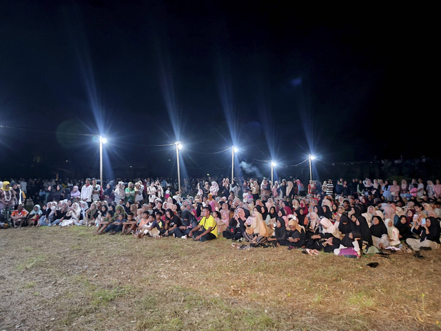 Suasana penonton yang hadir saat menyaksikan Ebeng Acom hingga Banda Neira Harmoni meriahkan Konser Amal Kemanusiaan yang digelar oleh Dompet Dhuafa di Banda Neira, Rabu (13/11/2024). Foto: Giovanni/kumparan