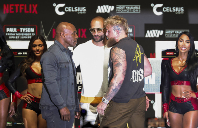 Mike Tyson dan Jake Paul mengadakan konferensi pers sebelum pertarungan mereka yang akan datang di The Pavilion di Toyota Music Factory, Amerika Serikat, Rabu (13/11/2024) waktu setempat. Foto: Kevin Jairaj/USA TODAY Sports/REUTERS 