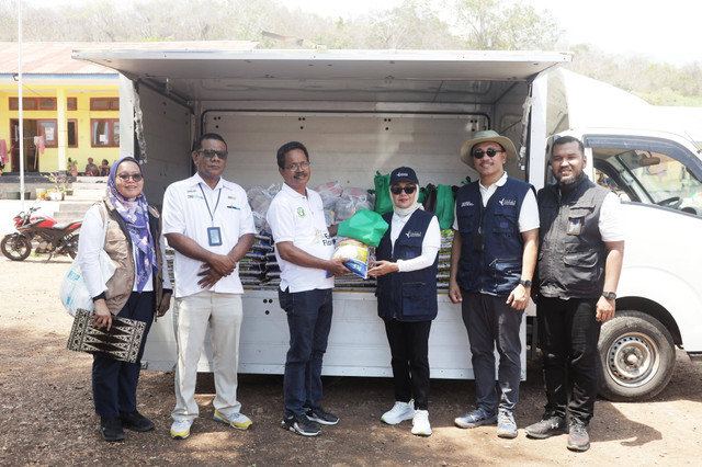 Pupuk Indonesia Grup menyerahkan bantuan 1.150 paket sembako dan perlengkapan untuk pengungsi dampak erupsi Gunung Lewotobi Laki-laki di Posko Bencana Erupsi Desa Lewolaga, Kecamatan Wulanggitang, Flores Timur. Selasa (12/11/2024). Foto: Dok. Pupuk Indonesia