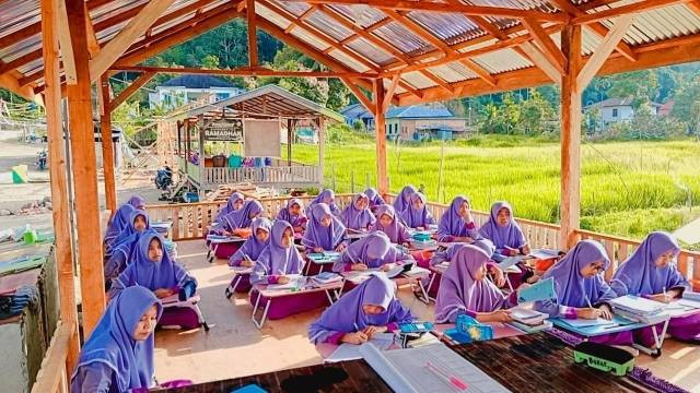 Ilustrasi pengaruh lingkungan sekolah terhadap belajar siswa (Sumber: Dokumen Pribadi)