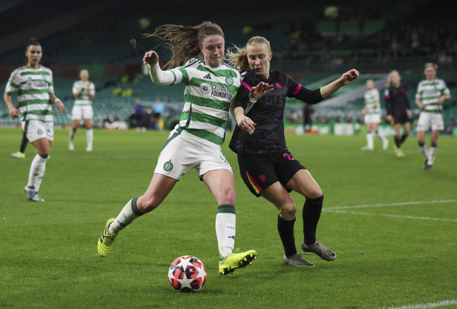 Aggie Beever-Jones dari Chelsea beraksi dengan Kelly Clark dari Celtic pada pertandingan Liga Champions Wanita Grup B antara Celtic melawan Chelsea di Celtic Park, Glasgow, Skotlandia, Inggris, Rabu (13/11/2024). Foto: Lee Smith/REUTERS 