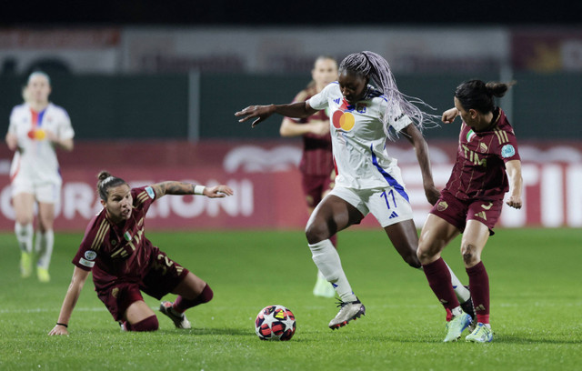 Pemain AS Roma Elena Linari beraksi dengan pemain Olympique Lyonnais Kadidiatou Diani pada Liga Champions Wanita Grup A antara AS Roma melawan Olympique Lyonnais di Stadio Tre Fontane, Roma, Italia, Rabu (13/11/2024). Foto: Remo Casilli/REUTERS