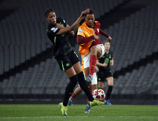 Pemain VfL Wolfsburg Sveindis Jane Jonsdottir beraksi dengan pemain Galatasaray Jazmin Jackmon pada pertandingan Liga Champions Wanita Grup A antara Galatasaray melawan VfL Wolfsburg di Stadion Olimpiade Ataturk, Istanbul, Turki, Rabu (13/11/2024). Foto: Dilara Senkaya/REUTERS