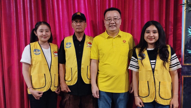 Sekjen Forum Komunikasi Keluarga Besar Huang Indonesia, Ardy Susanto (kedua dari kanan) didampingi panitia World Huang Family Conference, di Yogyakarta (13/11/2024). Foto: istimewa