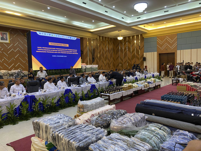 Sri Mulyani beserta menteri kabinet Merah Putih menggelar konferensi pers Hasil Penindakan Desk Pencegahan dan Penyelundupan di Bidang Kepabeanan dan Cukai, di Jakarta, Rabu (14/11/2024). Foto: Muhammad Fhandra Hardiyon/kumparan