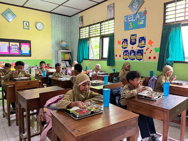 Uji coba makan bergizi gratis dilaksanakan di SD Ambarketawang 1, Kabupaten Sleman. (Foto: M Wulan)