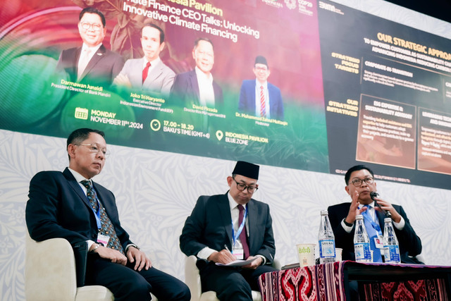 Direktur Utama Bank Mandiri, Darmawan Junaidi (ketiga dari kiri) pada sesi CEO Climate Talks: Unlocking Innovative Climate Financing dalam Conference of the Parties (COP) ke-29 di Baku, Azerbaijan. Foto: Dok. Bank Mandiri