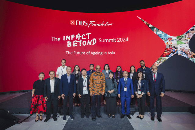 Para penerima penghargaan dari Indonesia, Waste4Change dan Du Anyam (dua dari kiri atas), berfoto bersama Presiden Singapura Tharman Shanmugaratnam di DBS Foundation Impact Beyond Summit 2024, Senin (11/11/2024). Foto: Dok. DBS Foundation